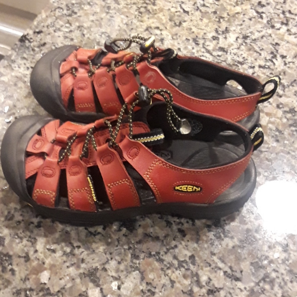 KEEN SANDALS SIZE 4 BOYS